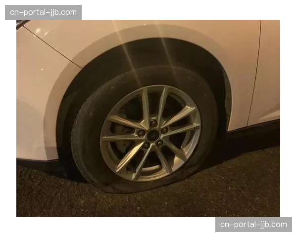 波加查巴黎-鲁贝爆胎后使用中立器材车，5公里后换回备用车